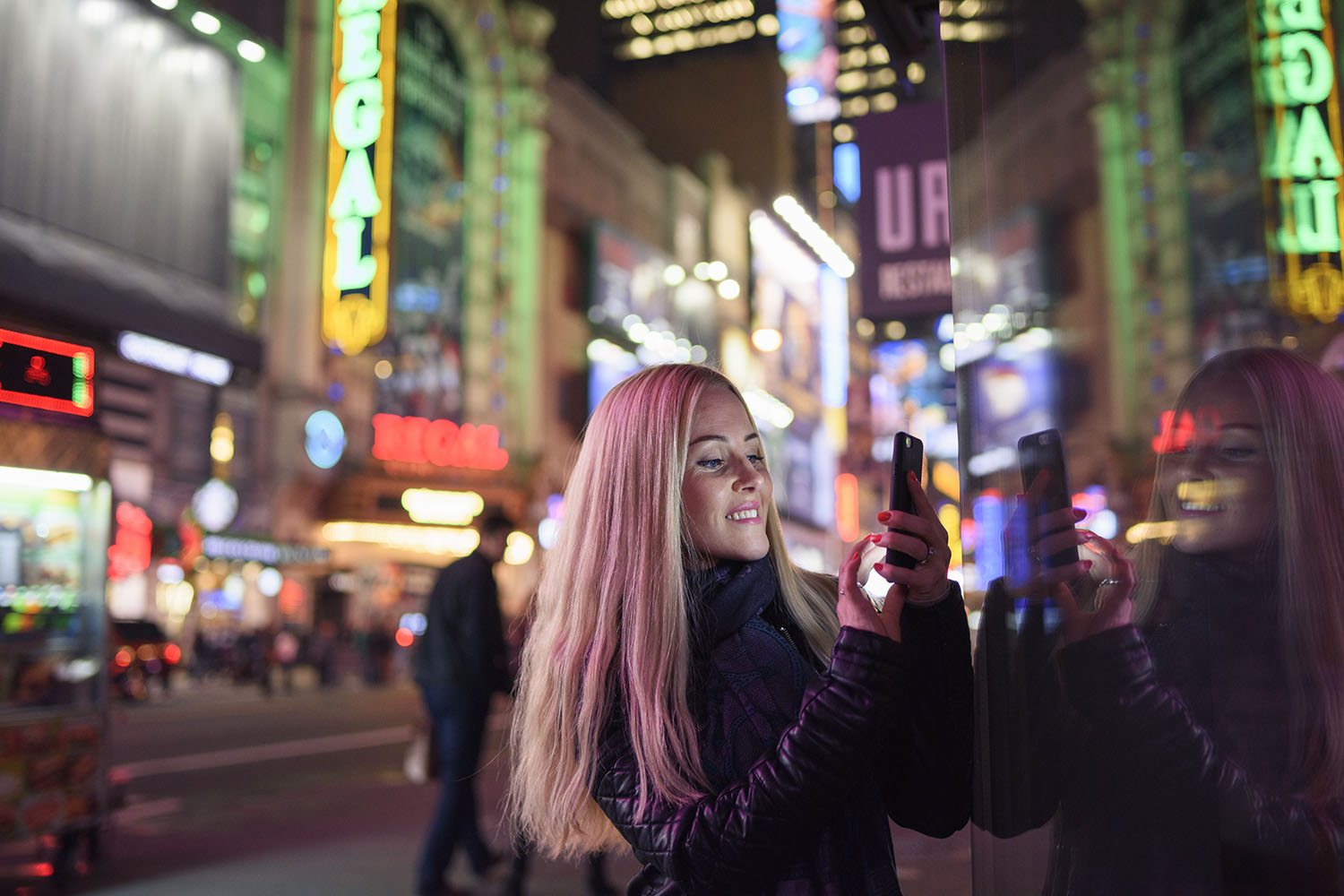 mulher cabelo rosa na rua