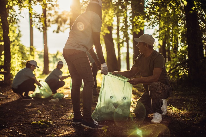 Trabajadores recogiendo basura