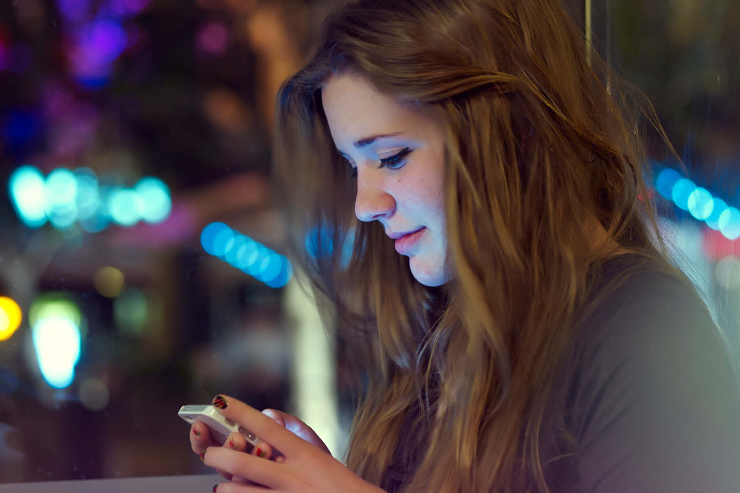 mujer viendo celular