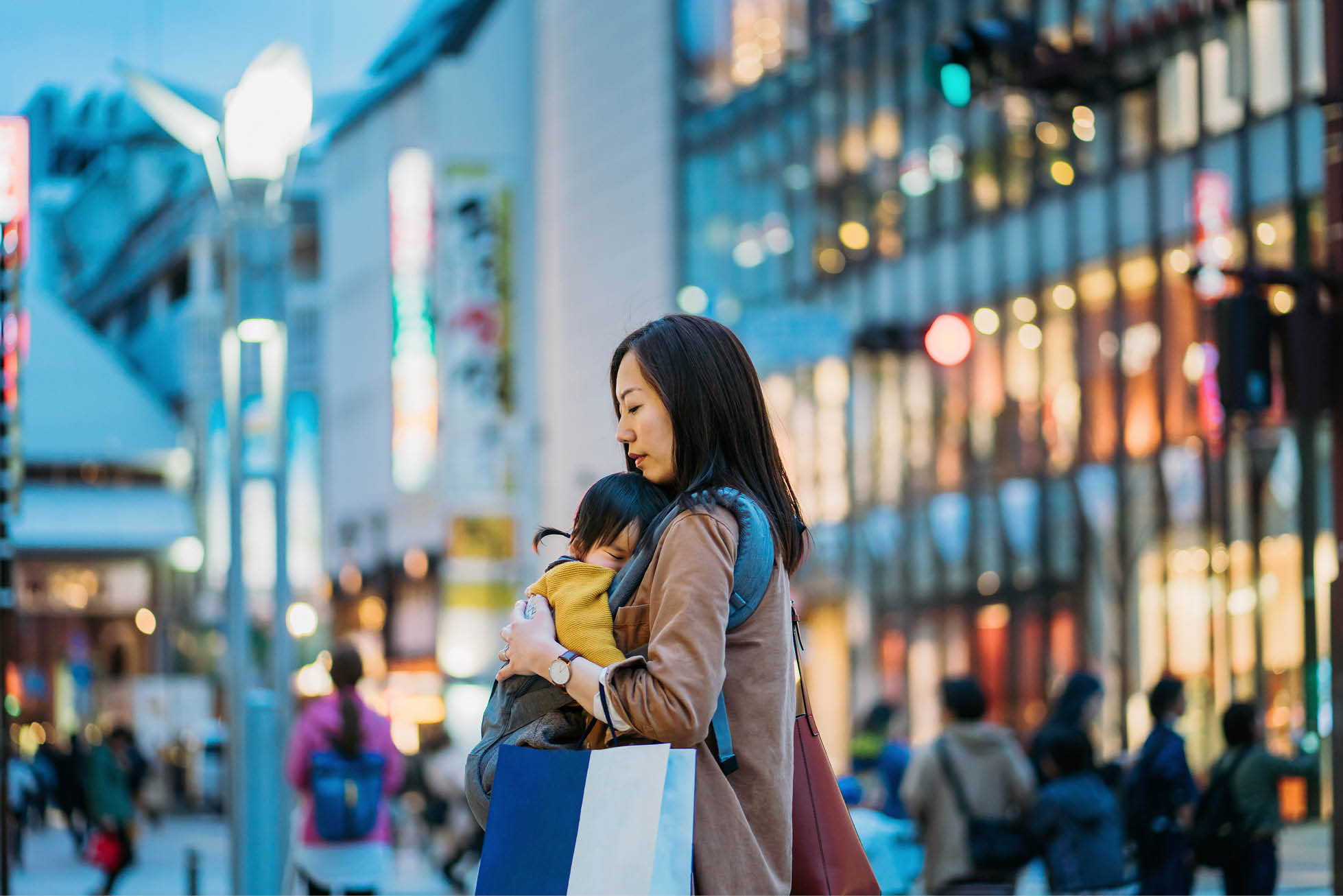 Mujer calle bolsas